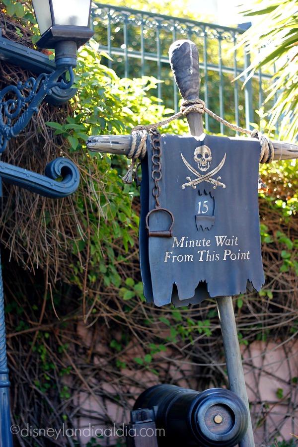 Estandarte de tiempo en Piratas de Caribe en Disneylandia