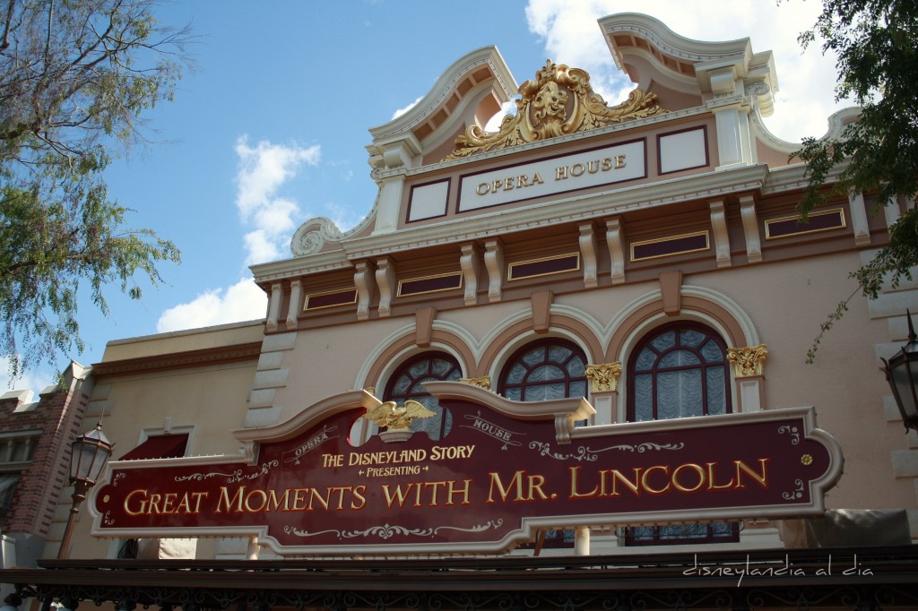 Opera House ahora el Edificio de Momentos con Mr. Lincoln en Disneylandia