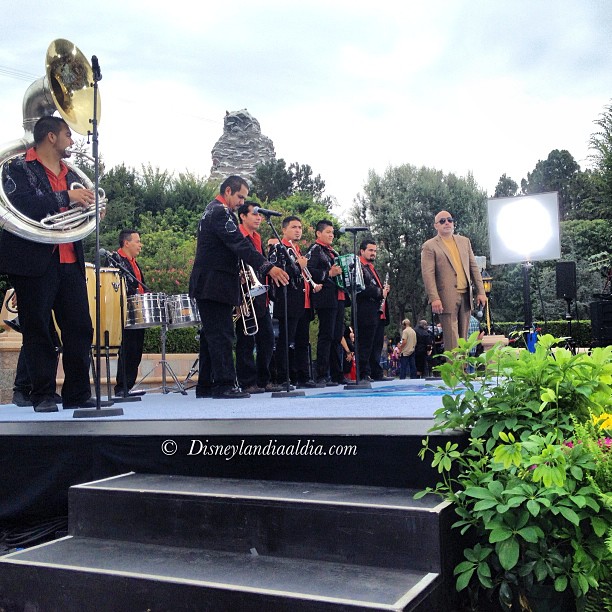 Lupillo cantando "Lágrimas de mi Barrio" en #disneylandia
