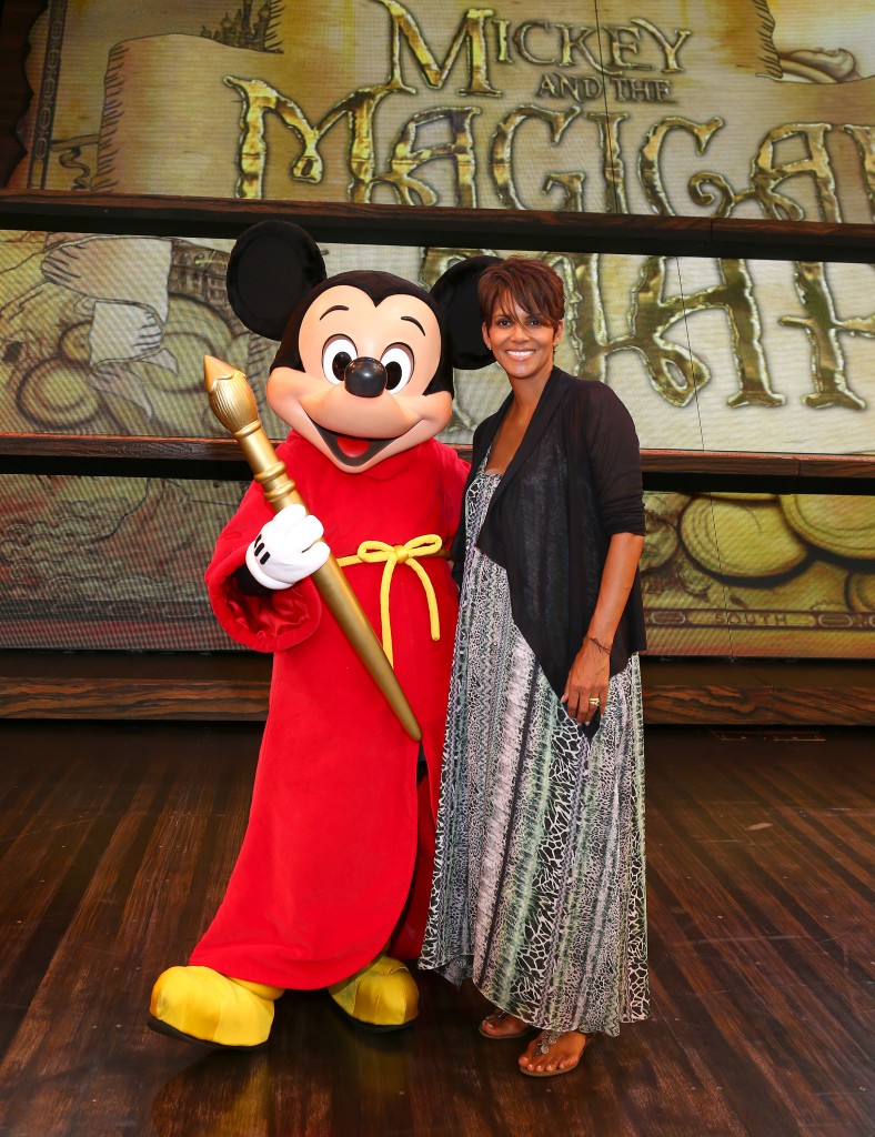 halle berry en disneylandia