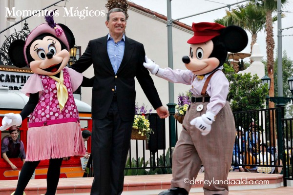 Robert Iger con Minnie y Mickey Mouse - old.disneylandiaaldia.com