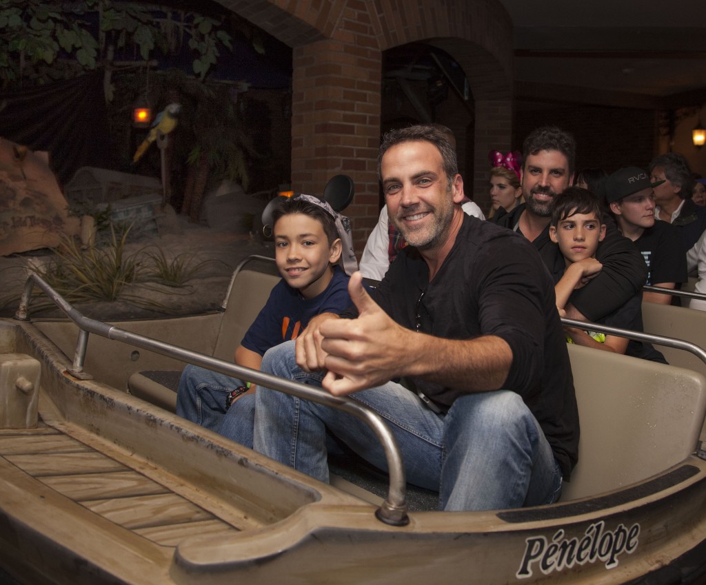Mira quien vino al Reino Mágico~Carlos Ponce - Disneylandiaaldia.com