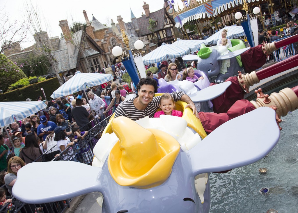 Jaime Camil en Disneylandia - Disneylandiaaldia.com