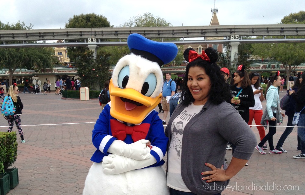 Pato Donald y Liz en las 24 hrs en Disneylandia
