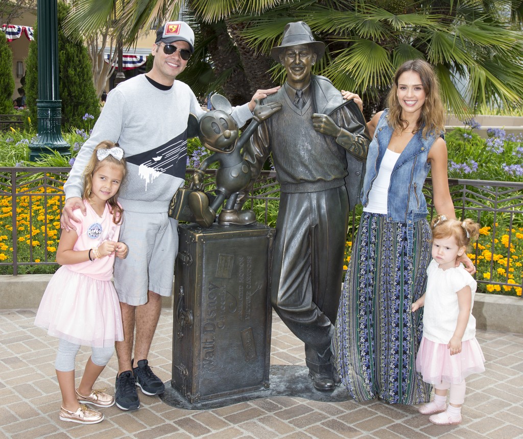 Mira quien vino a Disneylandia ~ Jessica Alba - Disneylandiaaldia.com