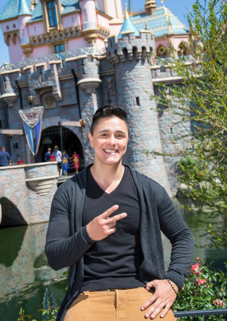 Mira quien vino a Disneylandia ~ Joey Montana - Disneylandiaaldia.com