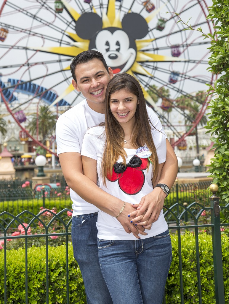 Mira quien vino a Disneylandia ~ El Yaki -old.disneylandiaaldia.com
