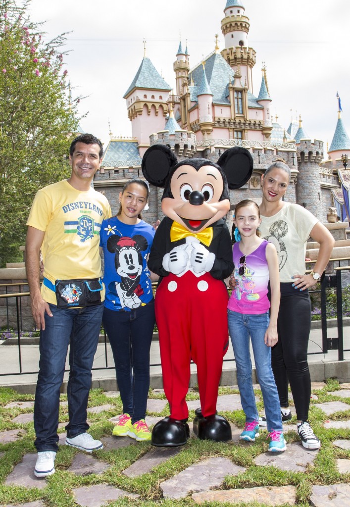 Mira quien vino a Disneylandia~ Jared Borgetti Echavarría - Disneylandiaaldia.com