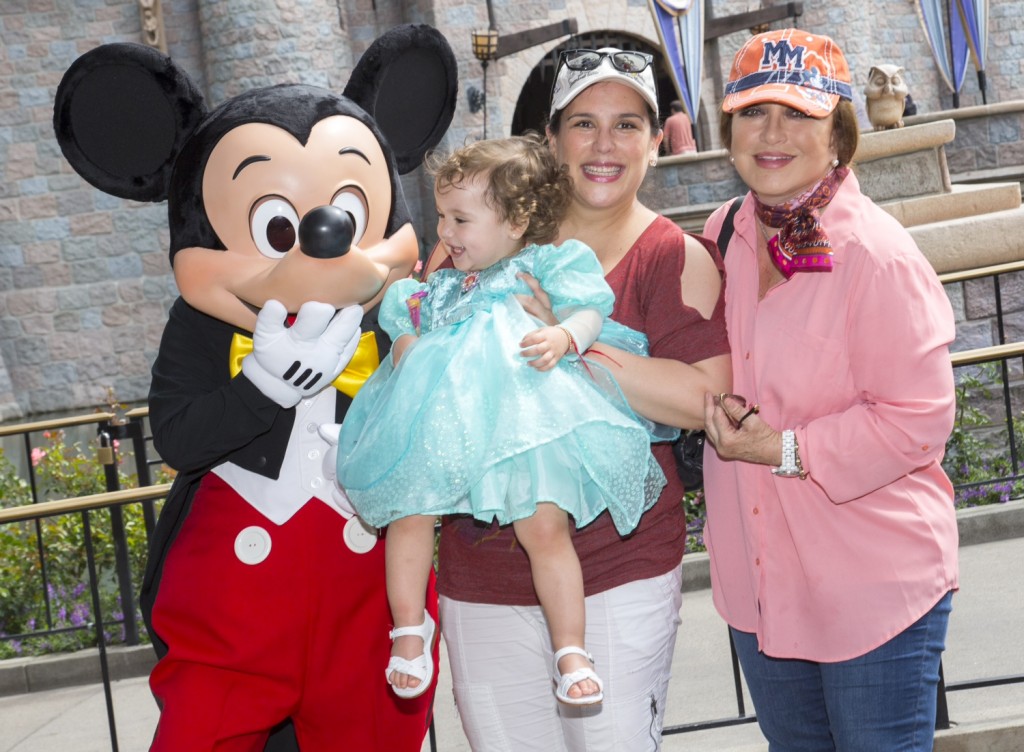 Mira quien vino a Disneylandia ~ Angélica Vale - Disneylandiaaldia.com