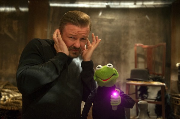 Rana René y Dominic (Ricky Gervais) en Muppets Most Wanted