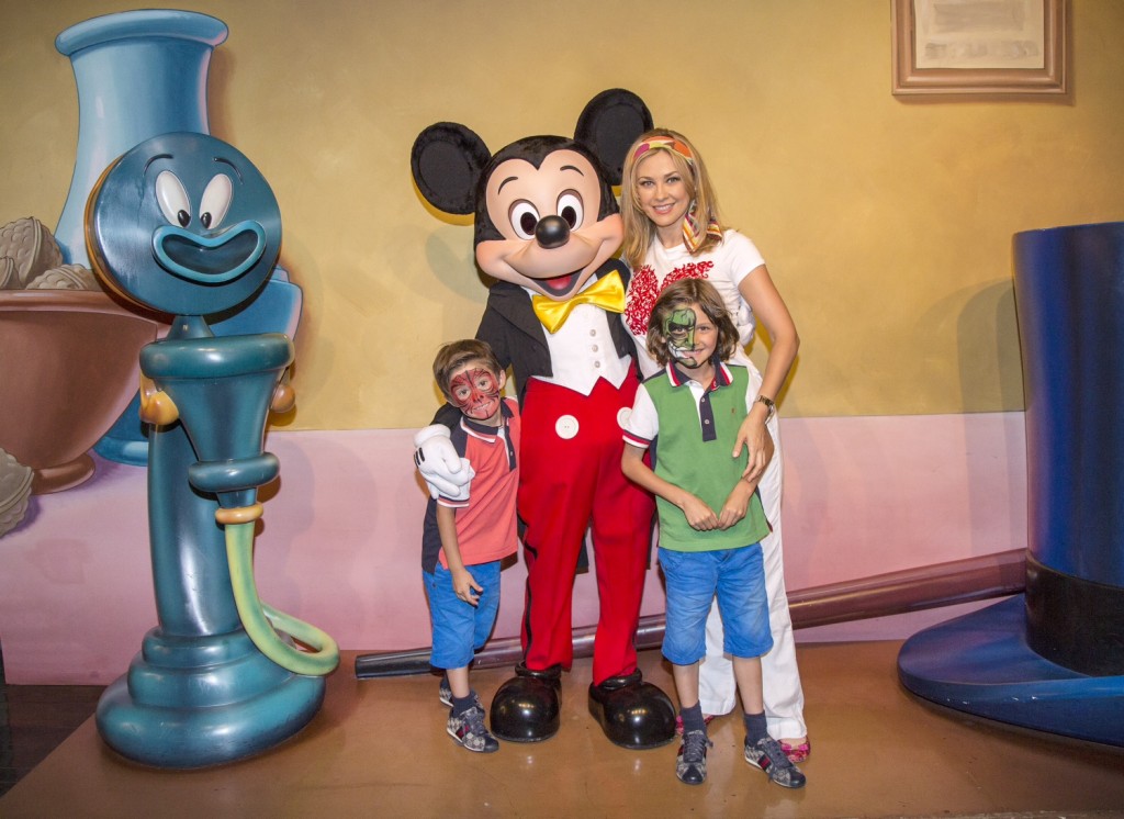 Mira quien vino a Disneylandia - Aracely Arámbula en Disneylandia al Dia