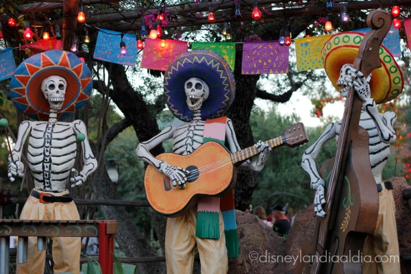 Mariachis - Dia de Muertos en Disneylandia