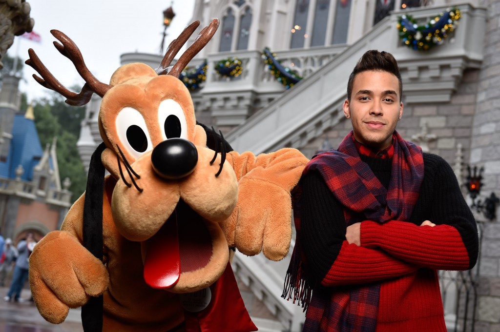 Prince Royce en el Show Navideño de Disney