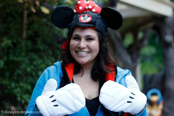 Chica con guantes de Mickey