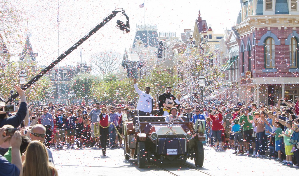 Estrellas del #SuperBowl XLIX Julian Edelman y  Malcolm Butler Van a Disneylandia