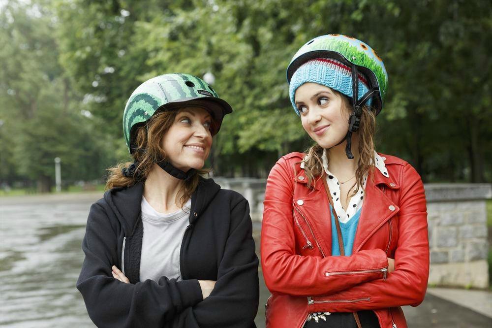 Leigh Allyn Baker y Laura Marano en Bad Hair Day