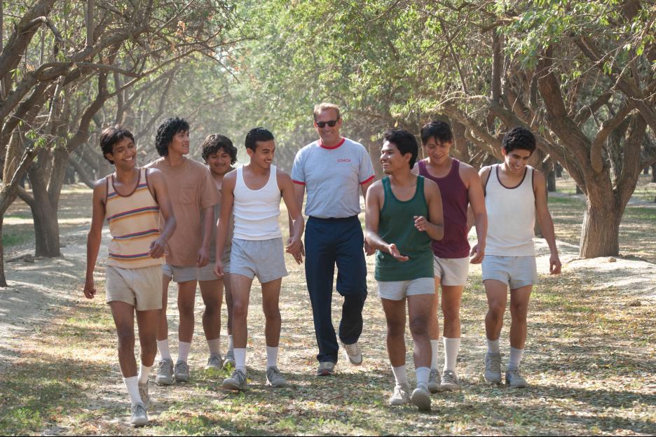 Kevin Costner y los corredores en la nueva película Disney McFarland USA