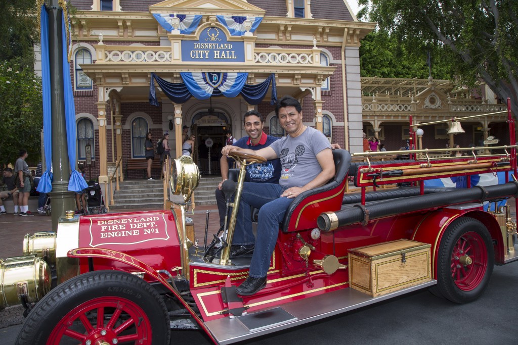 Mira quien vino a Disneylandia~ Mariano Trujillo y Claudio Suarez