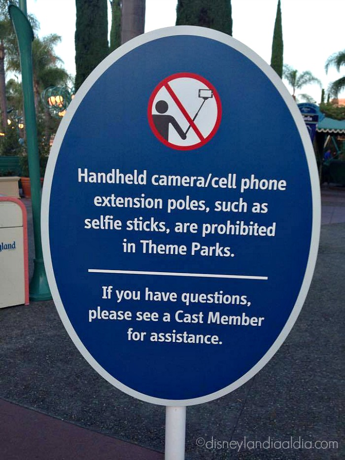 Se prohibe el uso de selfie sticks en Disneylandia - old.disneylandiaaldia.com