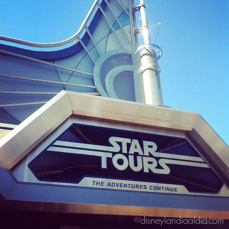 Fachada de Star Tours en Disneylandia por old.disneylandiaaldia.com