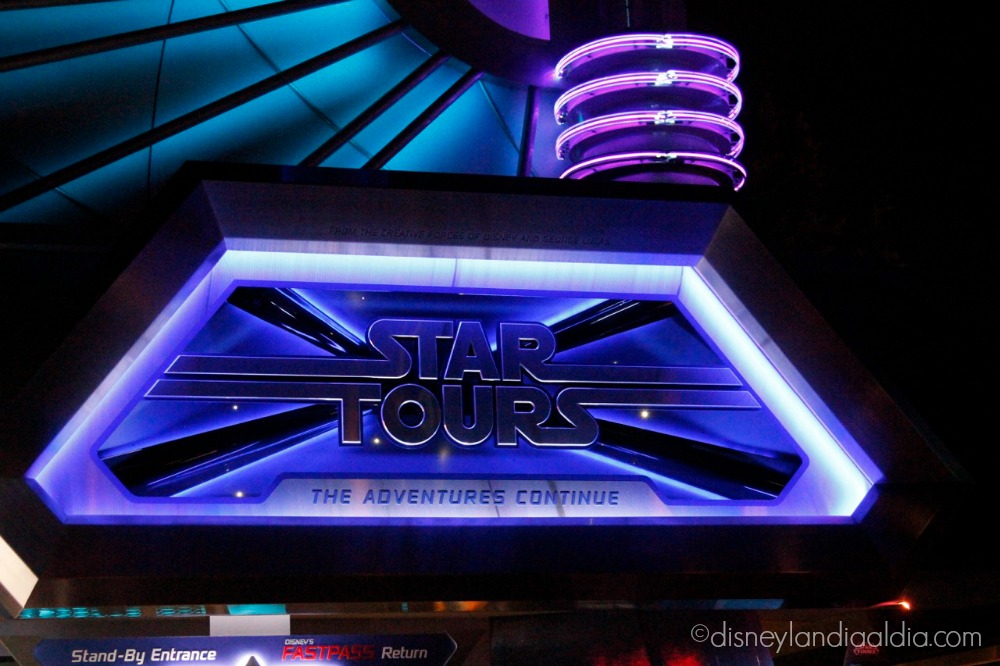 Star Tours de noche en Tomorrowland - disneylandiaaldia.com