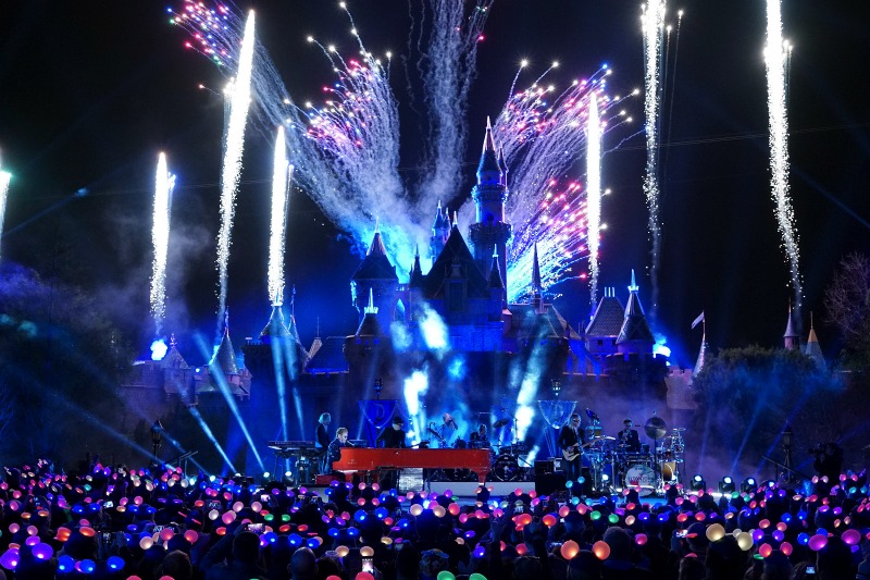 Castillo de la Bella Durmiente y Elton John - disneylandiaaldia.com