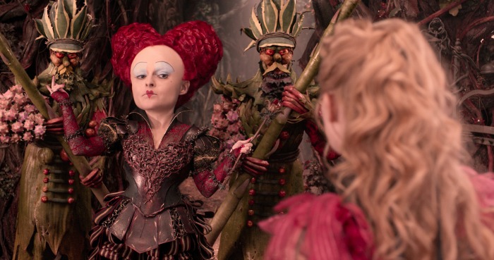 La reina de corazones y Alicia en Alicia a través del espejo - disneylandiaaldia.com