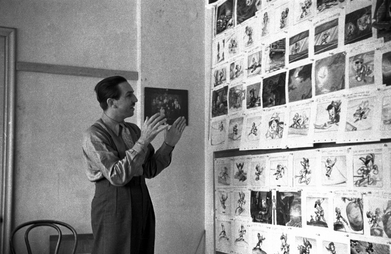 Walt Disney frente al guión visual de Pinocho - disneylandiaaldia.com