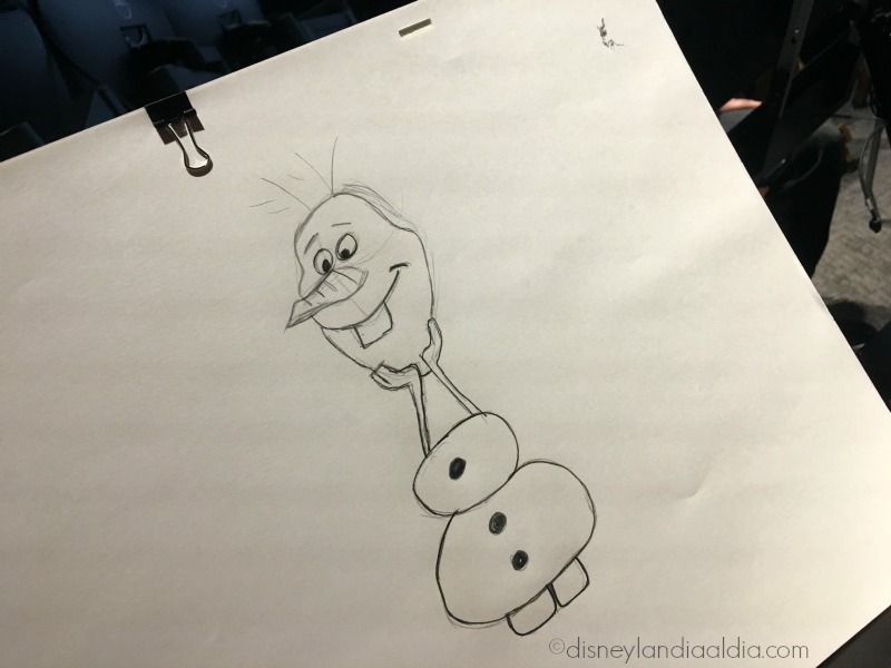 Dibujando a Olaf en Walt Disney Studios - disneylandiaaldia.com