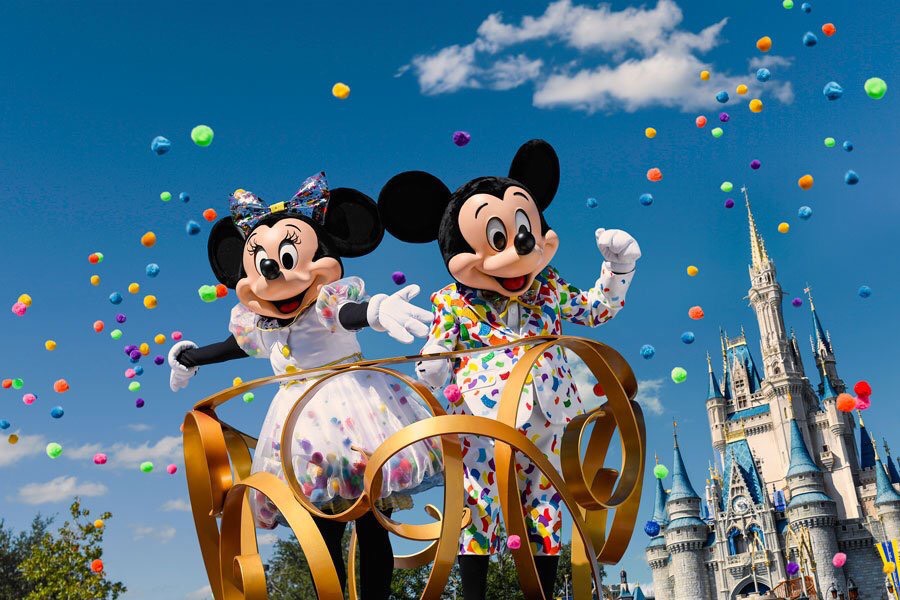 Los Nuevos Trajes de Mickey y Minnie