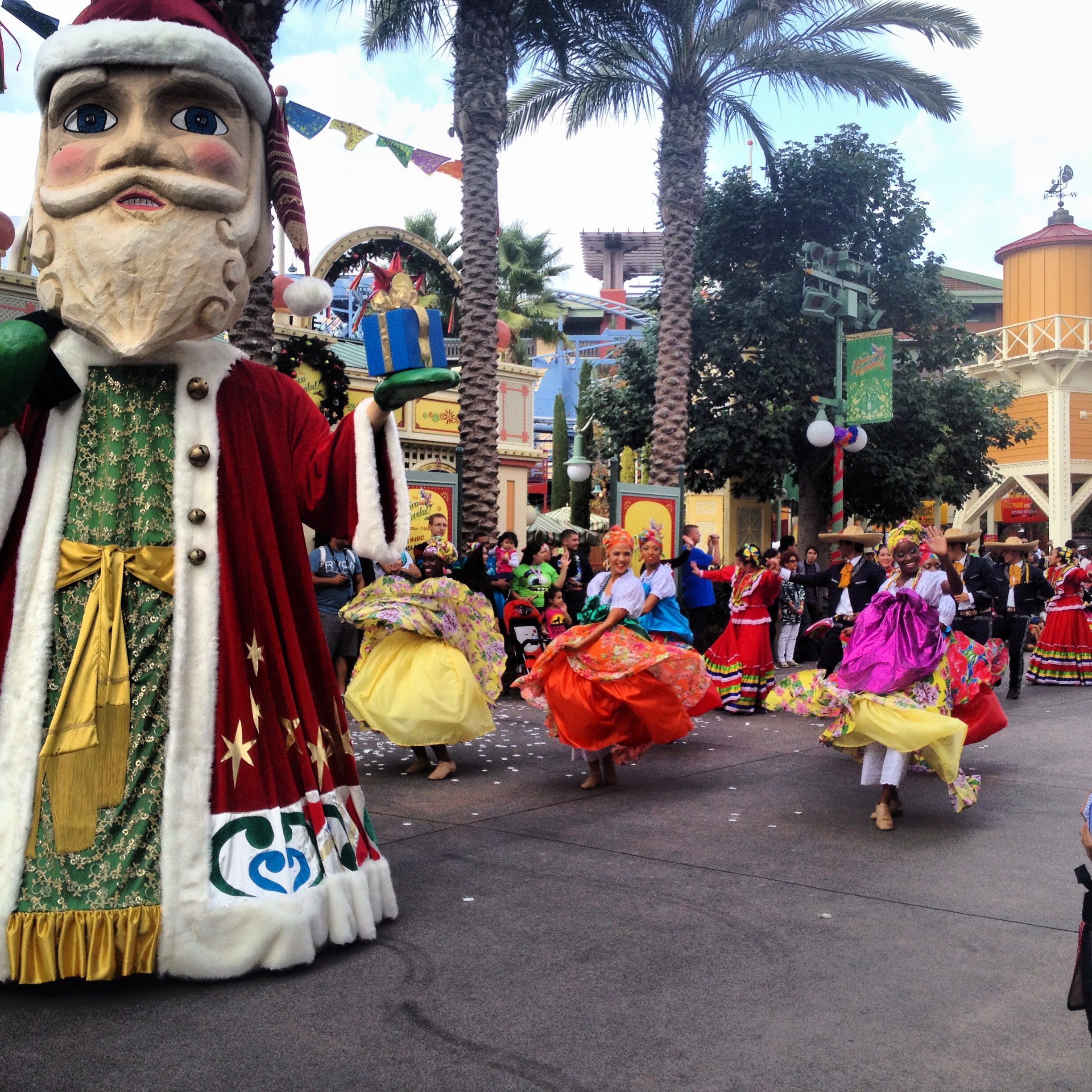 Santa Claus y bailarines de Samba en Disney ¡Viva Navidad!