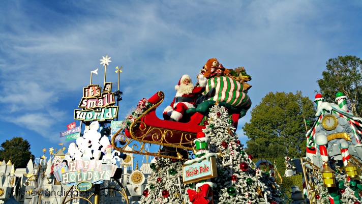 Santa Claus en el desfile de navidad de Disneylandia