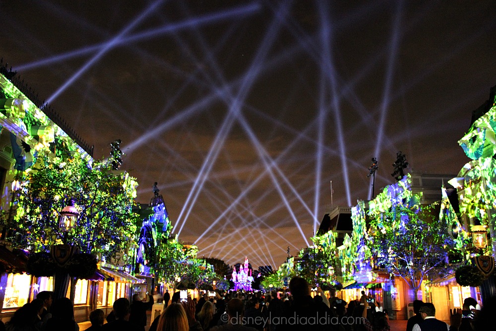 Rayos lasers en el cielo en el show Disneyland Forever - old.disneylandiaaldia.com